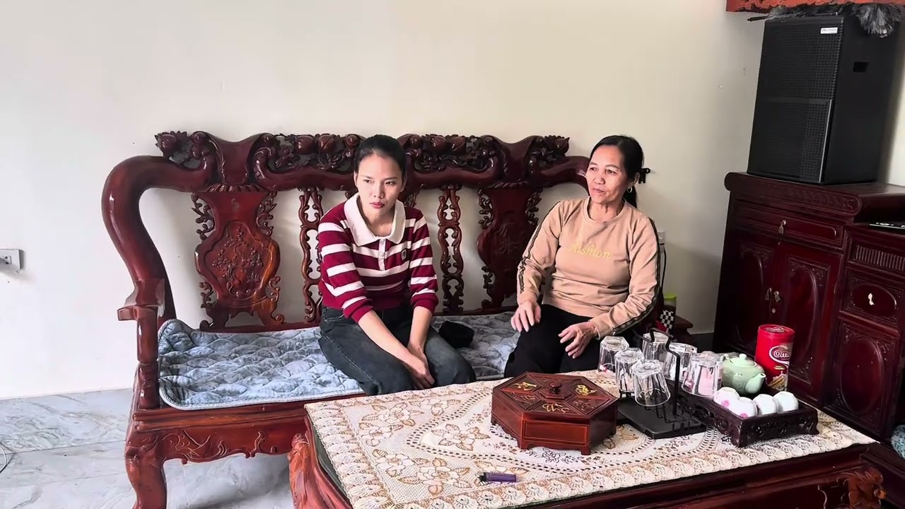 Vừa nhac thì nham đến. Ba que chach nham . Cả cái tết không đến nhà 