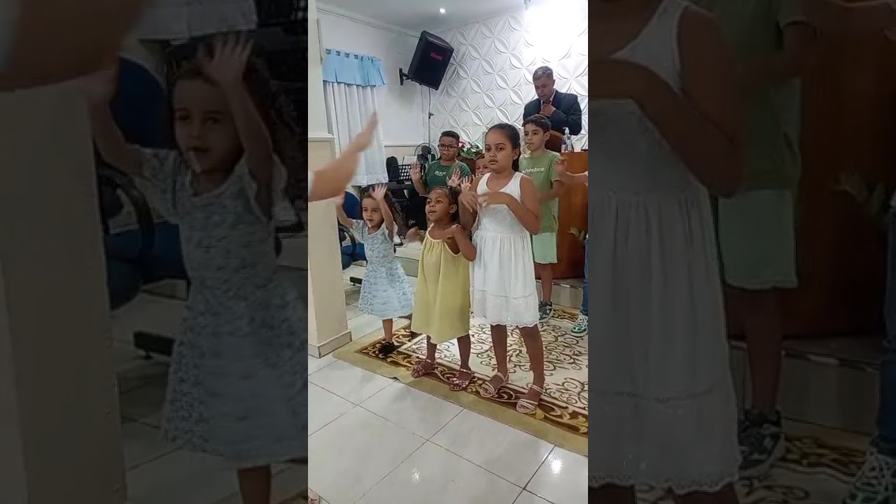 Crianças cantam