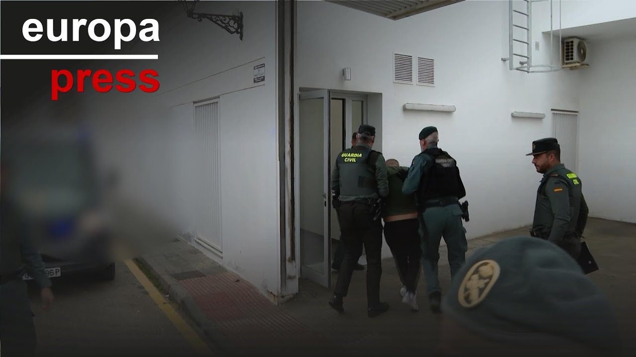 Los ocho detenidos por la muerte de dos guardias civiles en Barbate llegan a los juzgados