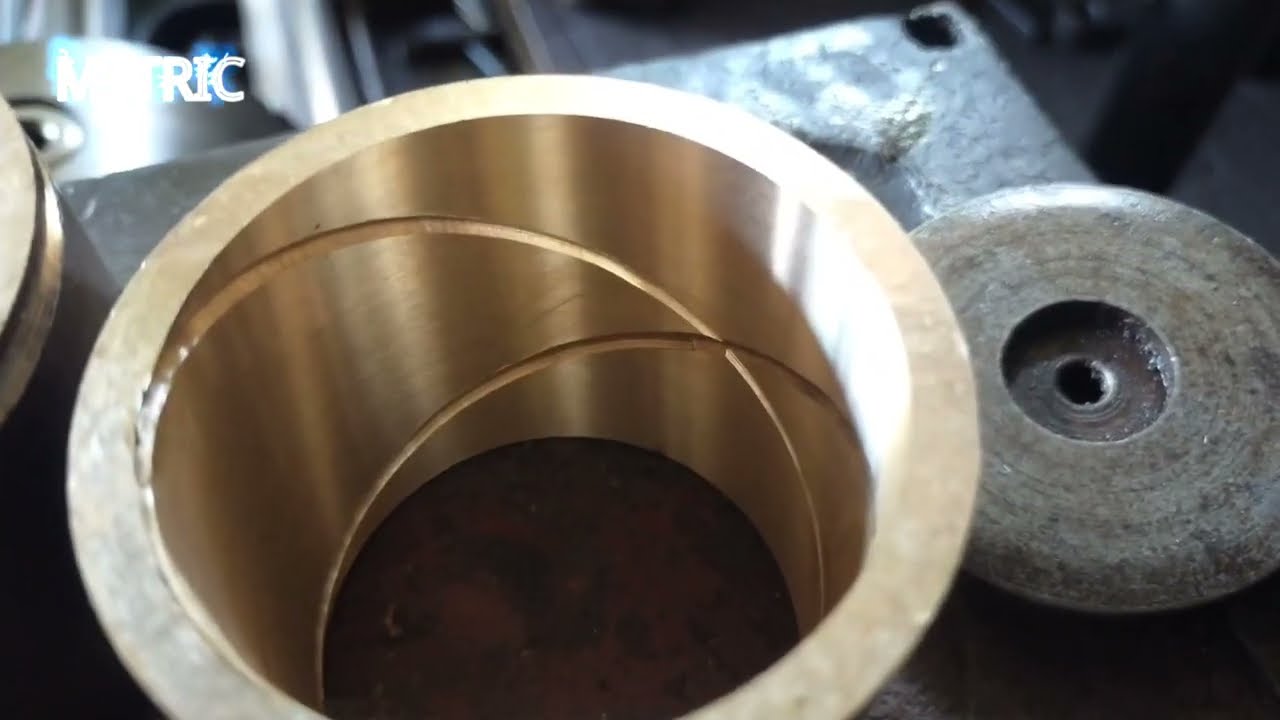 RAINURAGE &agrave; l'huile dans la douille et tour de machines de modification.