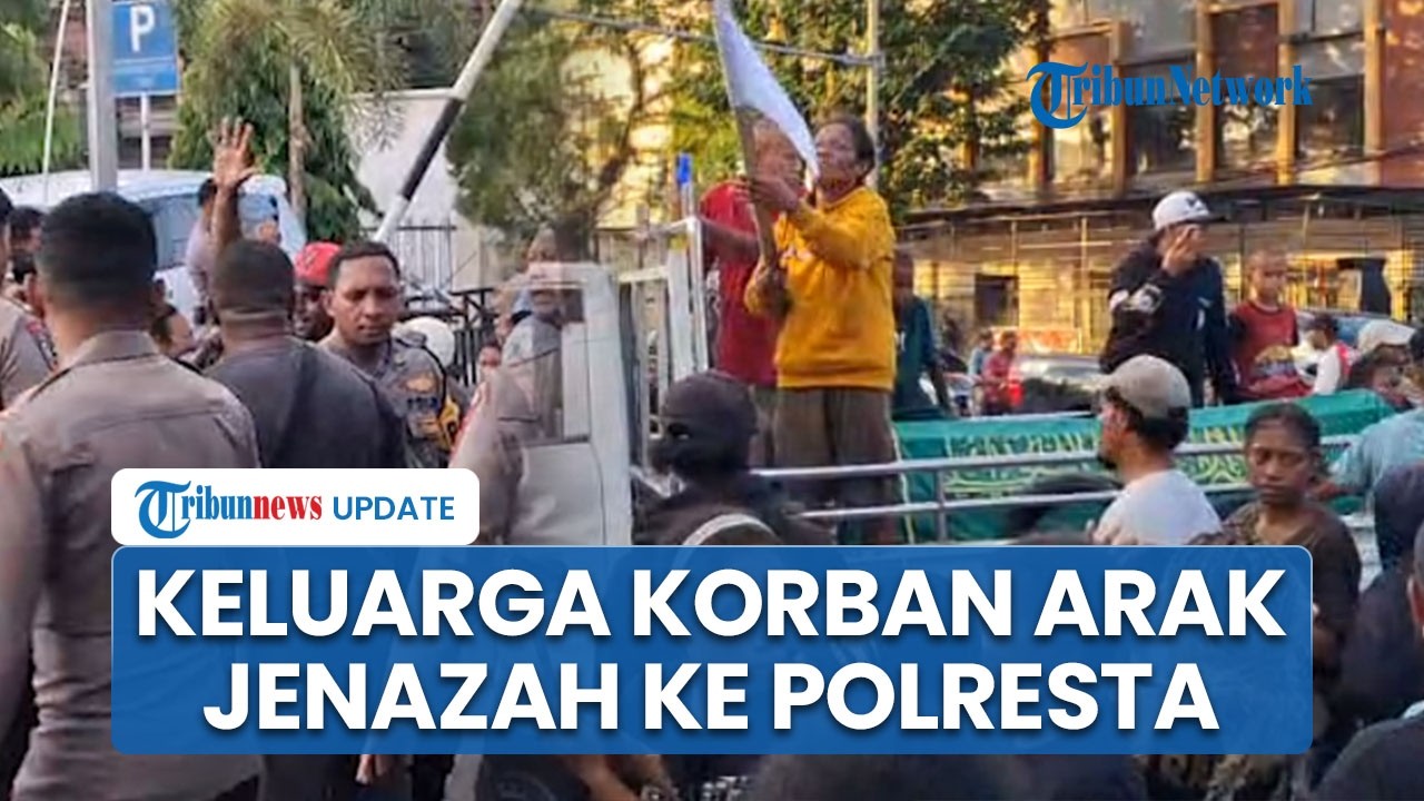 Keluarga Korban Penikaman Arak Jenazah ke Polresta Sorong Kota, Desak Polisi Tangkap Pelaku