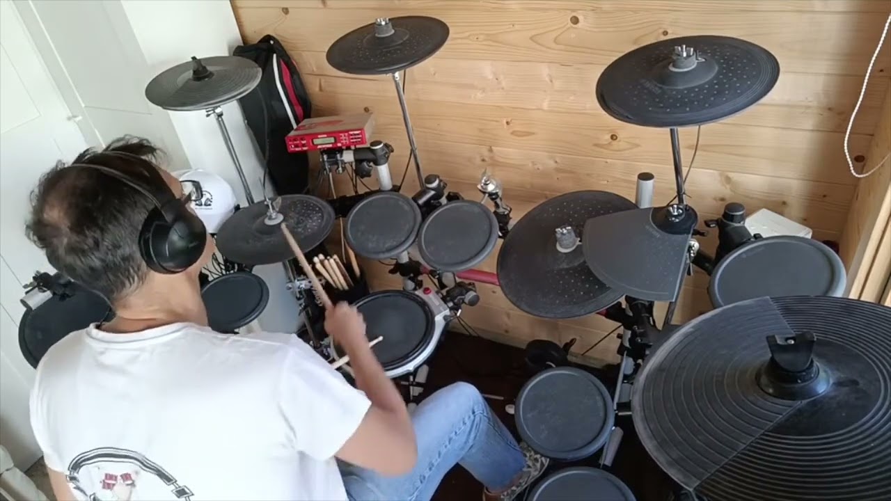 Guns N' Roses - Don't Cry (alternate lyrics). Drum cover.