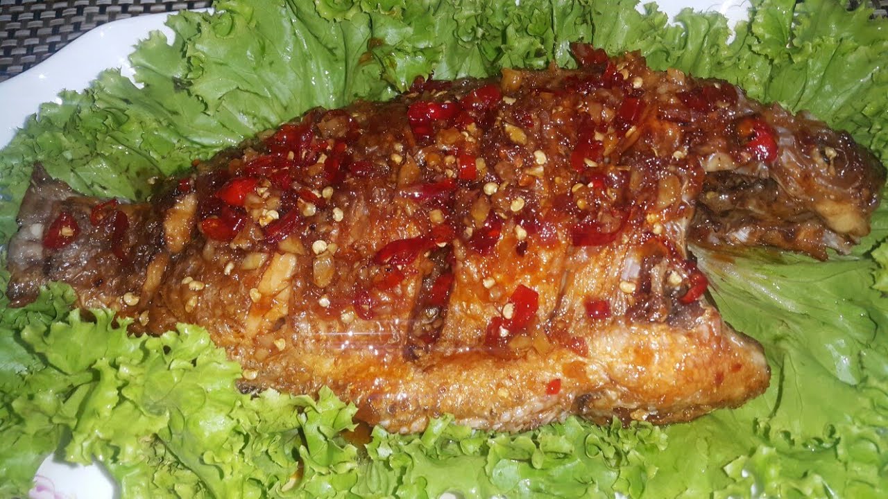 របៀបធ្វើ ត្រី​ចៀនជូរអែម ហឹរៗ - วิธีทำแกงส้มปลาช่อน - How to make fried fish with sour cream