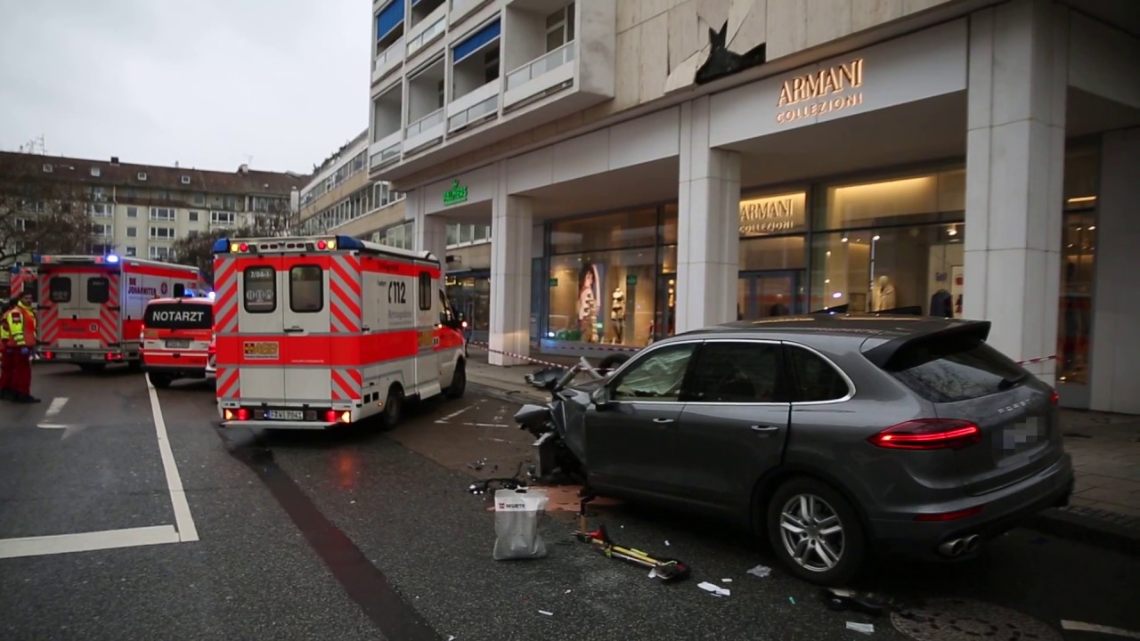 Trümmerfeld in der Wiesbadener Innenstadt – Porsche kracht gegen sieben Fahrzeuge und Laterne