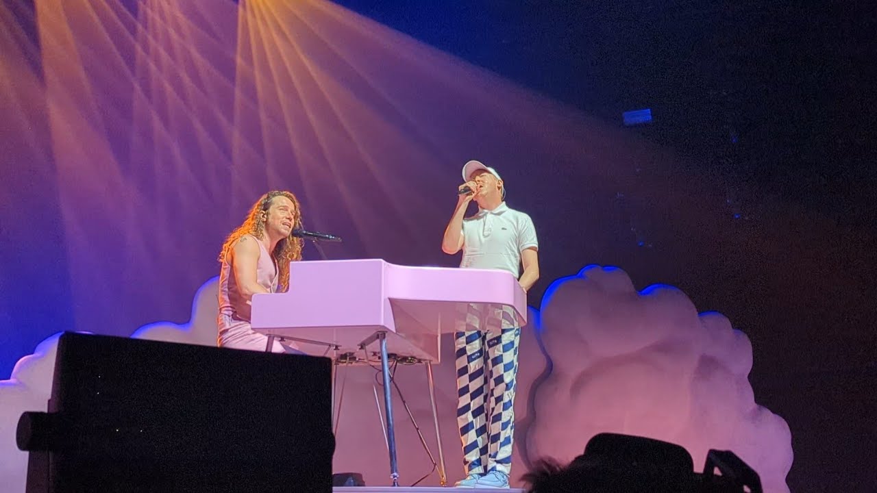 Julien Doré, Larme Fatale (avec Eddy de Pretto) - 09/04/2022 - Accor Arena, Paris