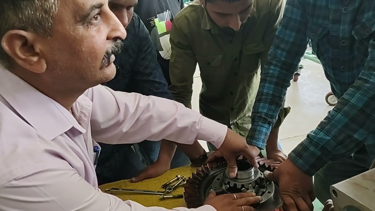 Checking Differential Backlash  I   डिफरेंशियल में बैकलैश की जाँच