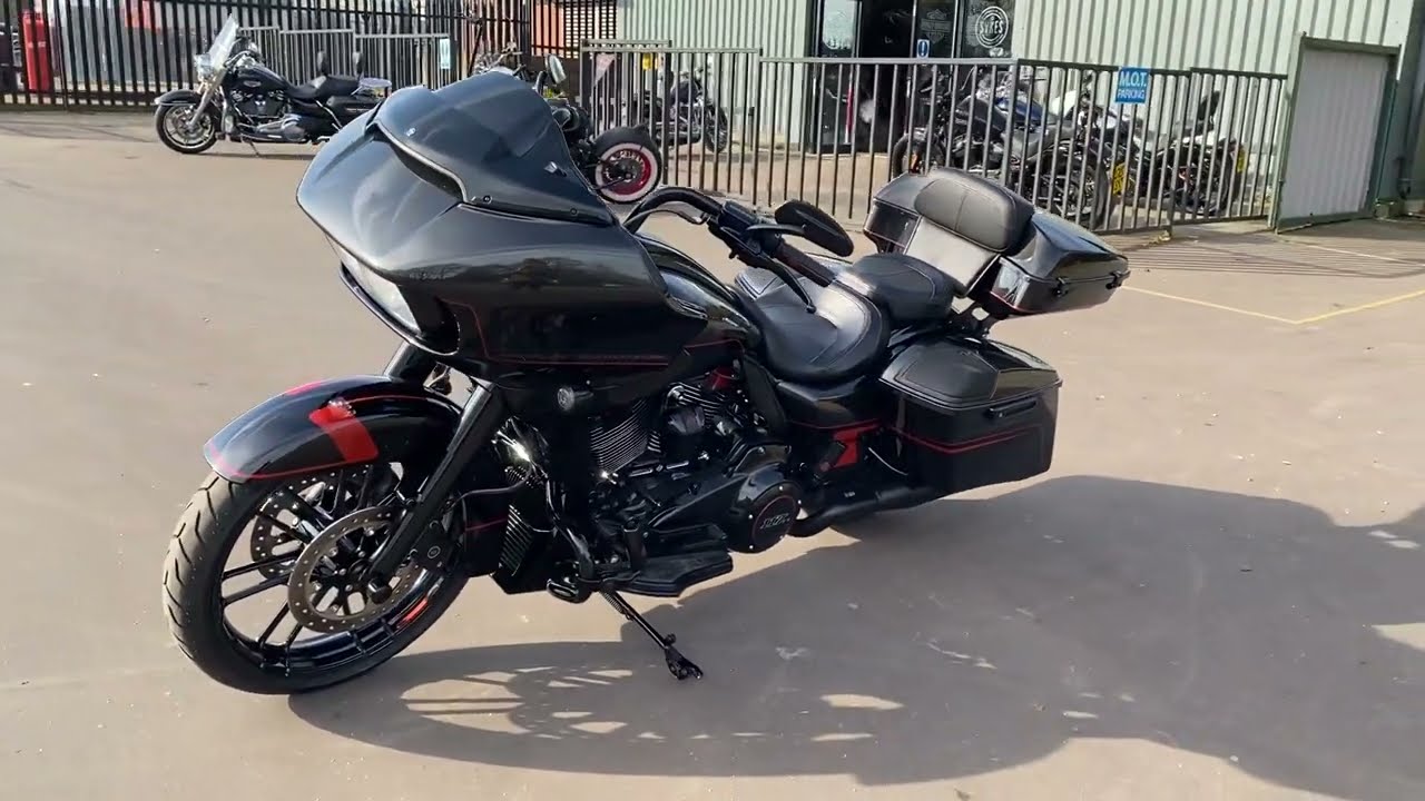 2018 Harley-Davidson FLTRXSE Touring CVO Road Glide in Black Earth