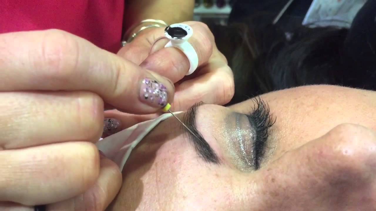 3D Brow Building demo with Sleek Brows at NZ Beauty Expo