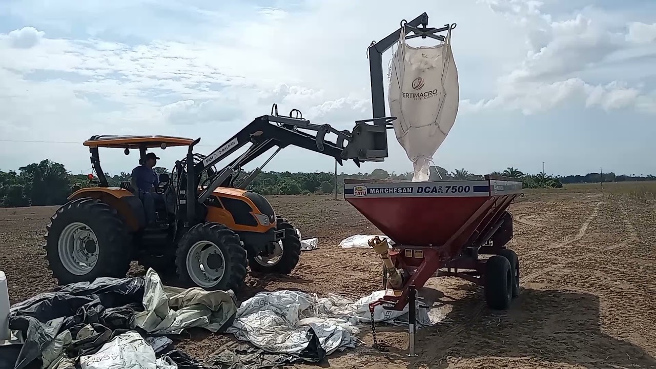 Carregando calcário instantâneo da FERTIMACRO na calcareadeira Tatu