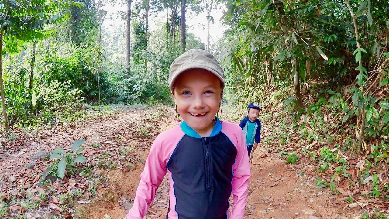 Djungel & vattenfall med fiskar som äter på oss - Thailand VLOGG