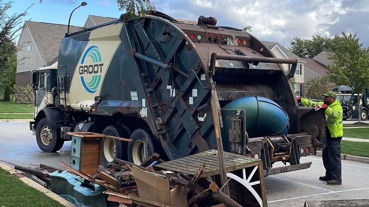 Garbage Truck Packing A Playset: Groot Mack MR McNeilus Rear Loader