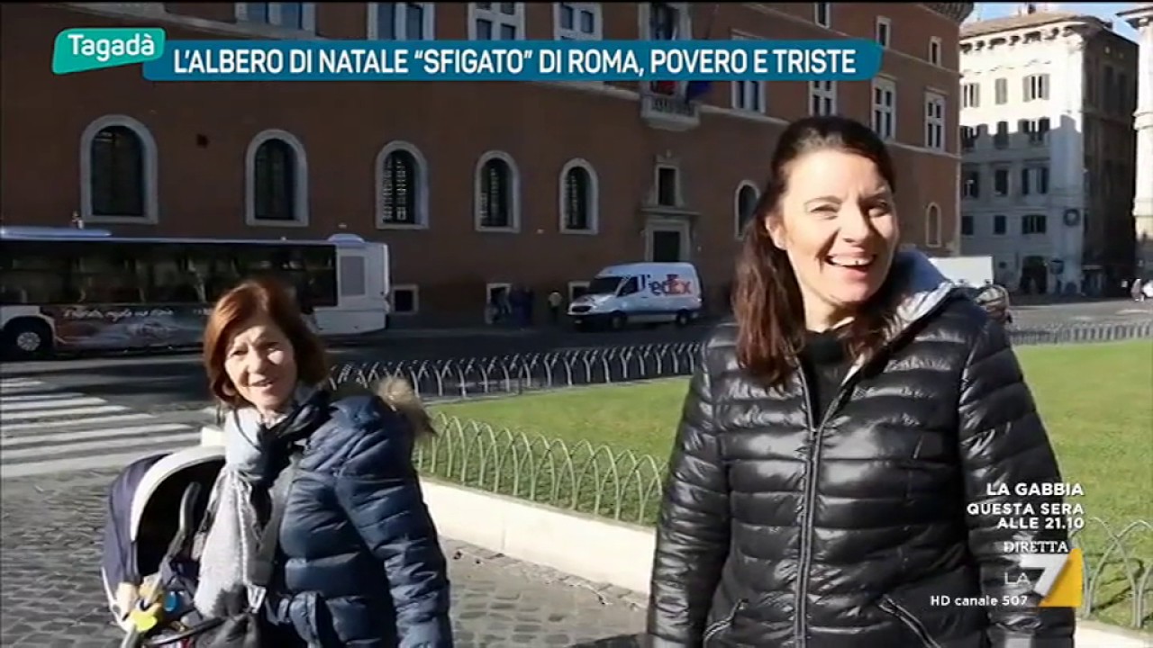 L'albero di Natale 'sfigato' di Roma povero e triste