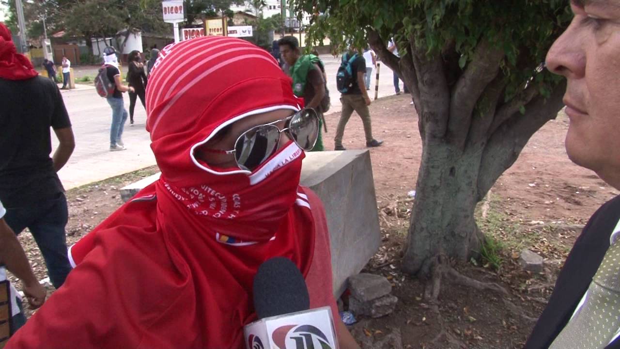 Batalla campal y hasta disparos  en disturbios en la UNAH