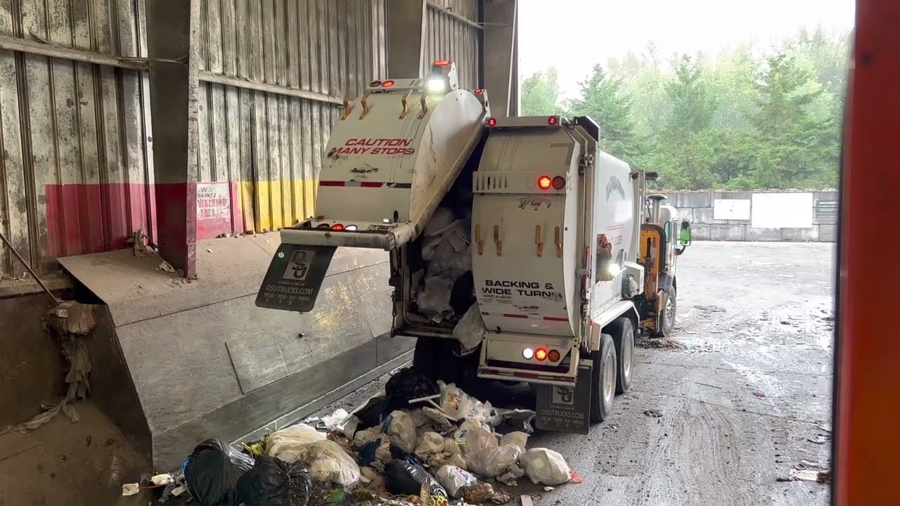 Split body garbage truck dumps it’s load. Bonus loader and crane action #garbagetruck #rubbish