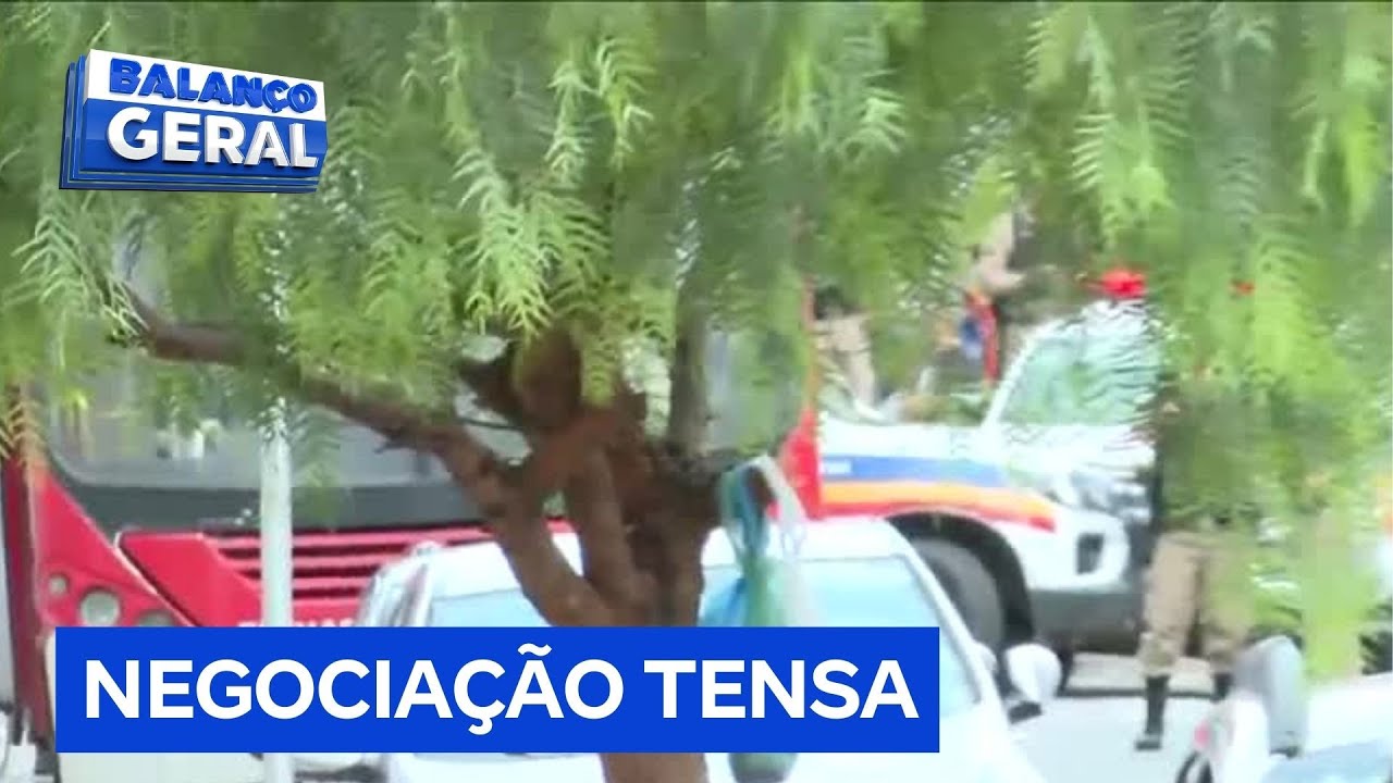 Homem armado com faca sequestra ônibus e faz passageiros e motorista de reféns em Contagem (MG)