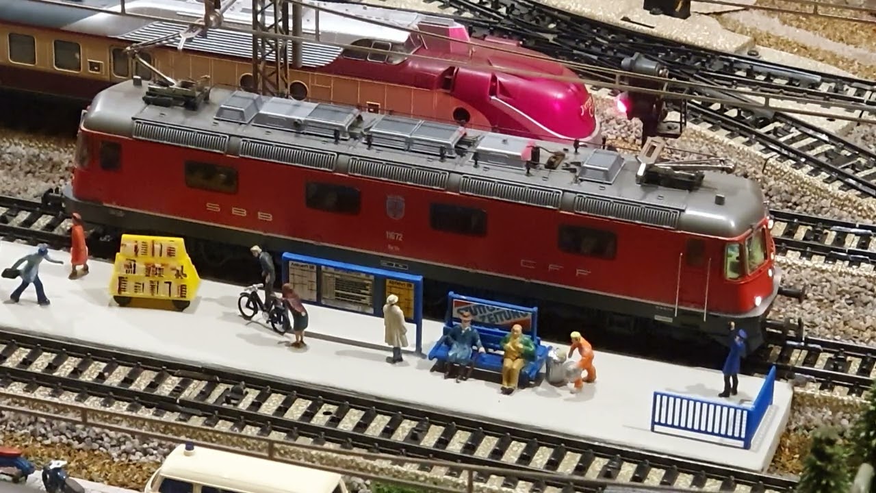 Märklin H0 M-Gleis - Schweizer HAG Re 6/6 abfahrbereit im Bhf