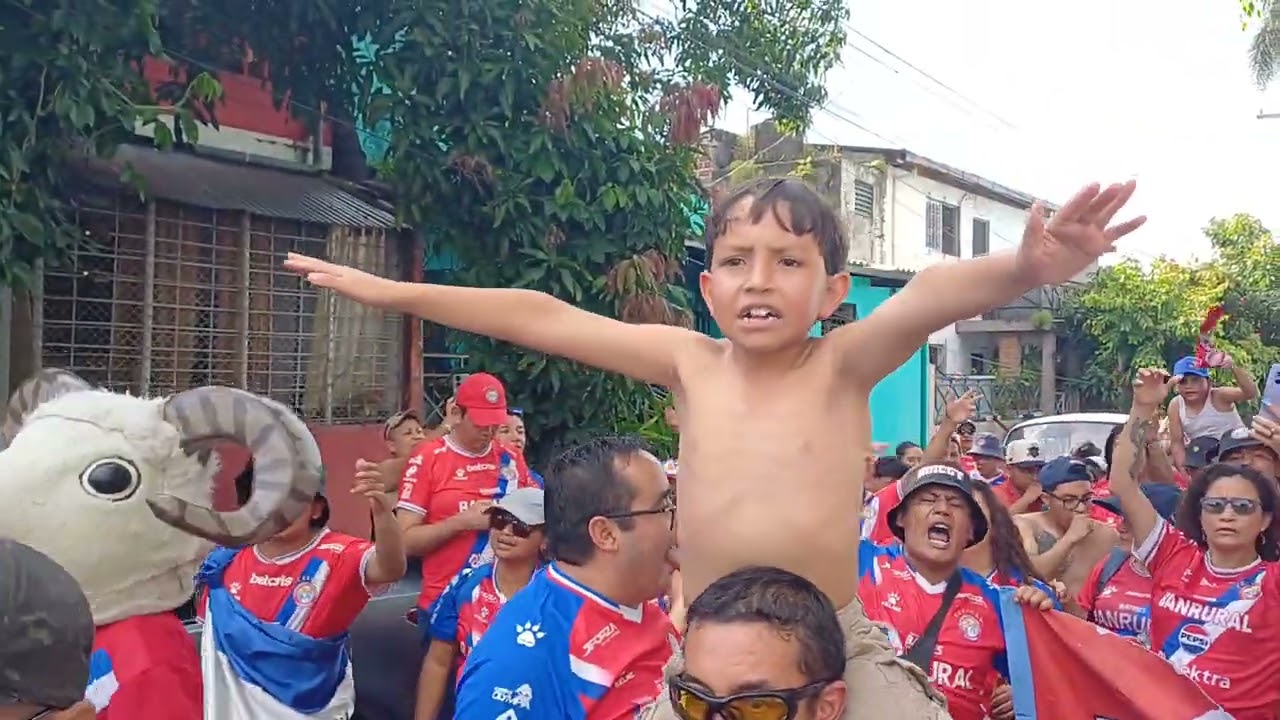 Entre tambores y banderas llegó Estuardo con alma de gigante y fuego en el pecho. Hércules - Xelajú