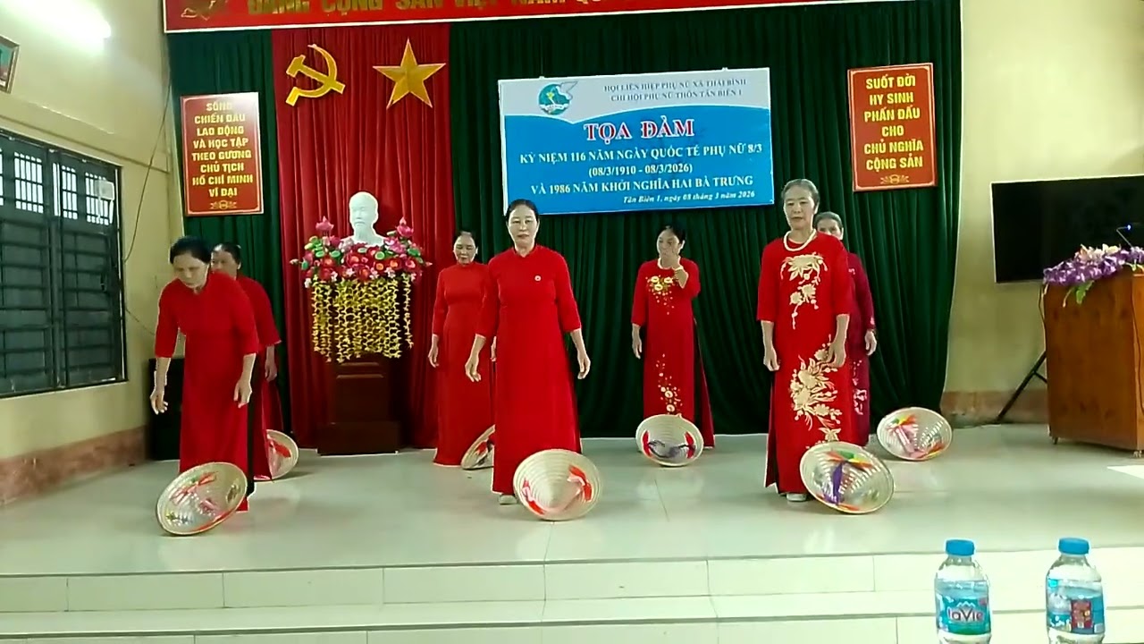 Múa nón bài ca năm tấn 