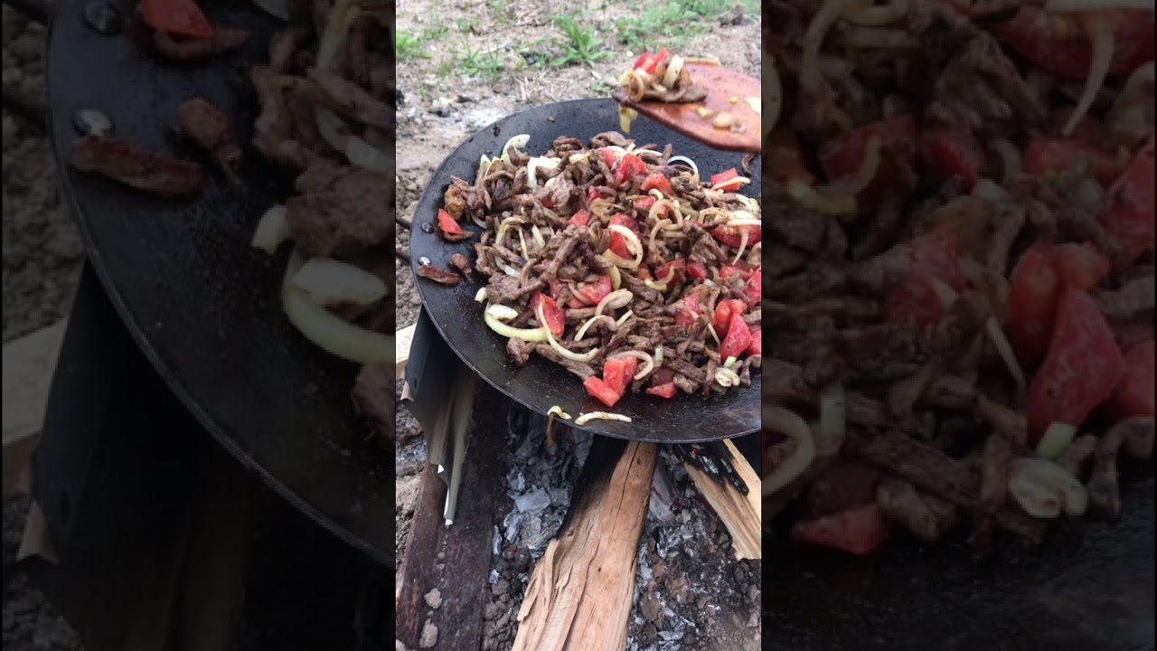 Odun ateşinde sa&ccedil; kavurma kamp yemeği