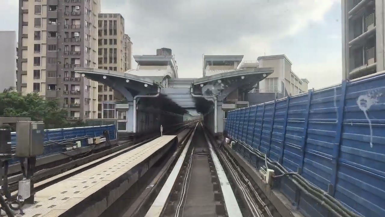 這是台北捷運文湖線從文德站到南港軟體園區的一段，途徑著名的大湖公園，終點是近幾十年開發的南港展覽館.