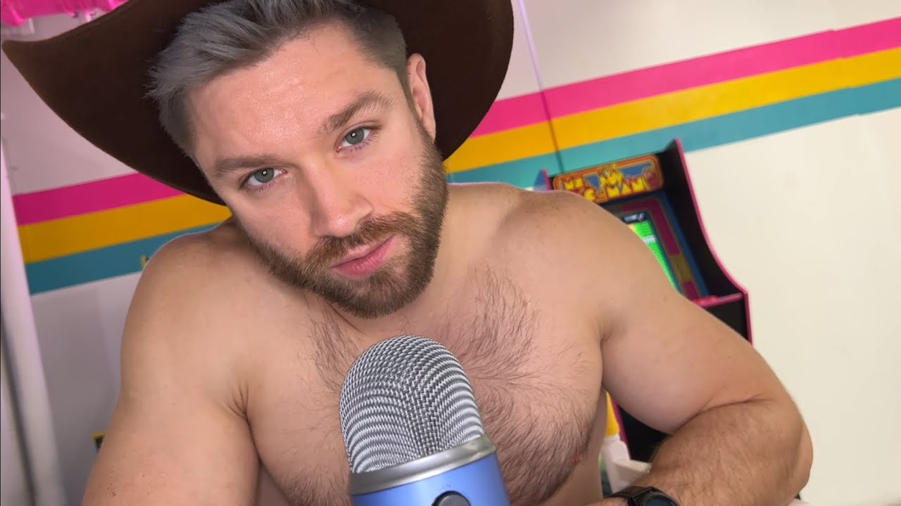 ASMR MALE - BUBBLE GUM AND WORD TRIGGER 😍🤩🎙️