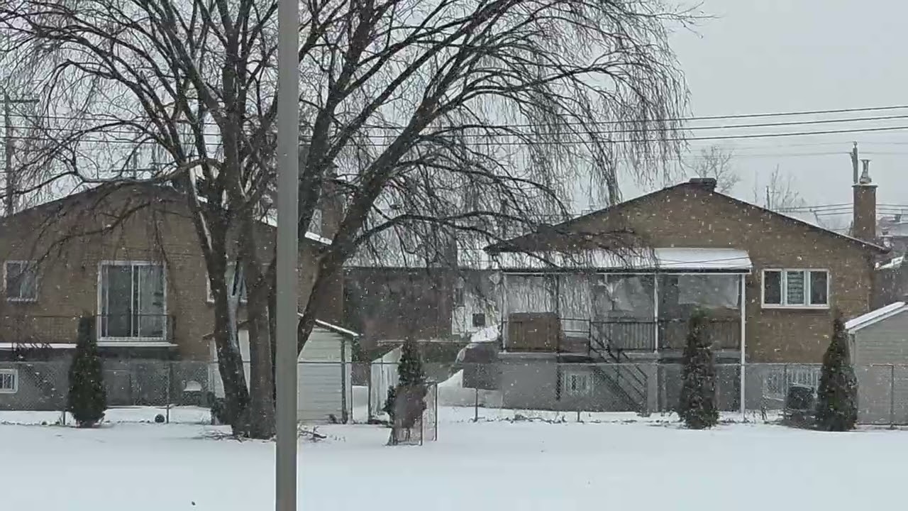 06/12/2025 Il y a de neige à Montréal Quuébec Canada. 