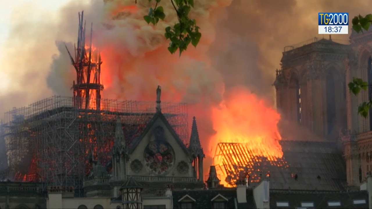 Notre Dame, inferno di fuoco durato 10 ore. Si indaga sugli allarmi lanciati
