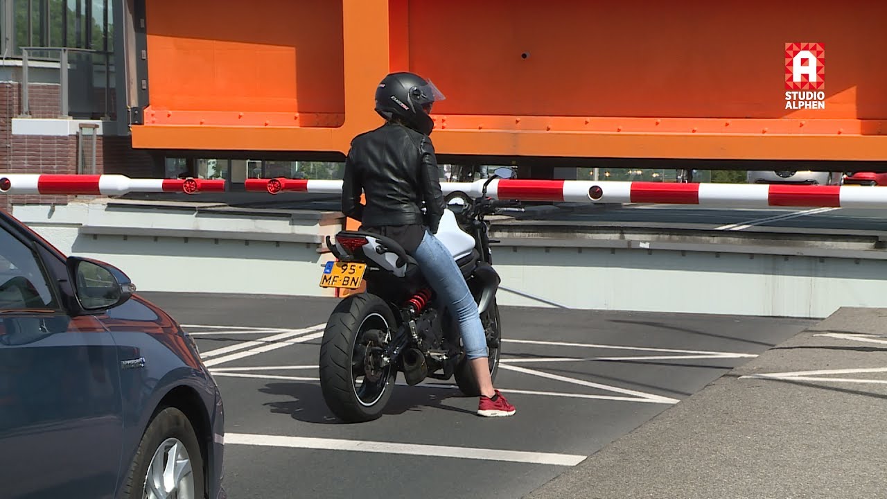 Storingen Julianabrug: nieuwe sensoren, brug nog niet opgeleverd na hijsongeluk 2015
