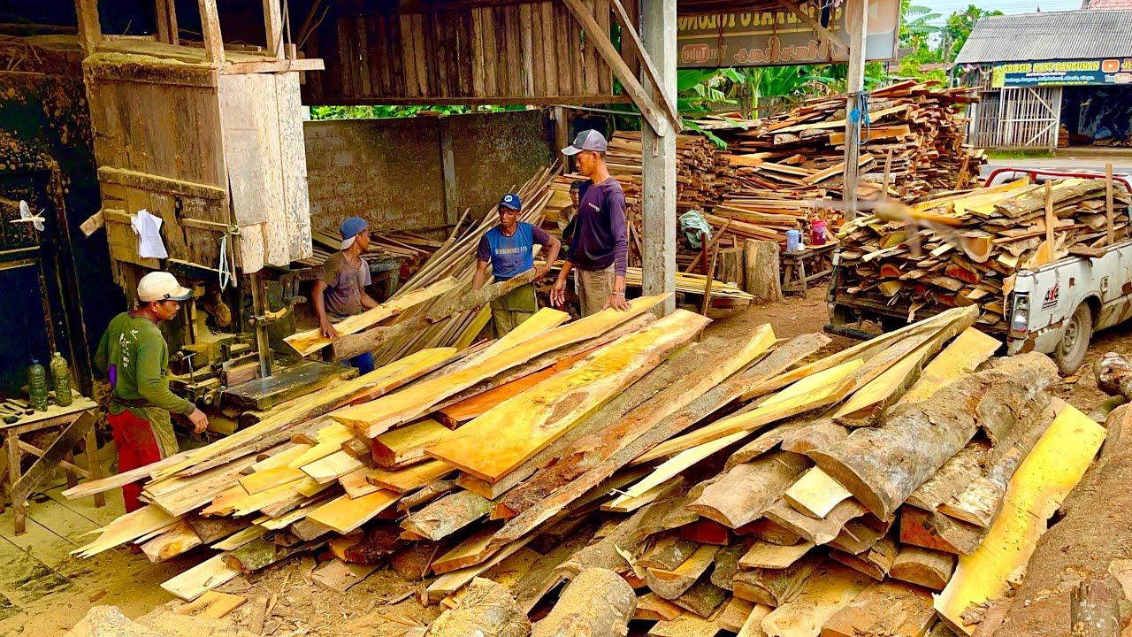 The Most Unique And Creative Operator Saws Nangka Wood Waste Processed Boards Of Various Sizes