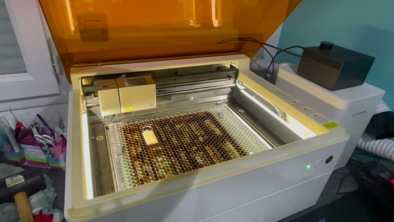 Gravure laser centrée sur porte clés et positionnement par point XTOOL M1 Ultra