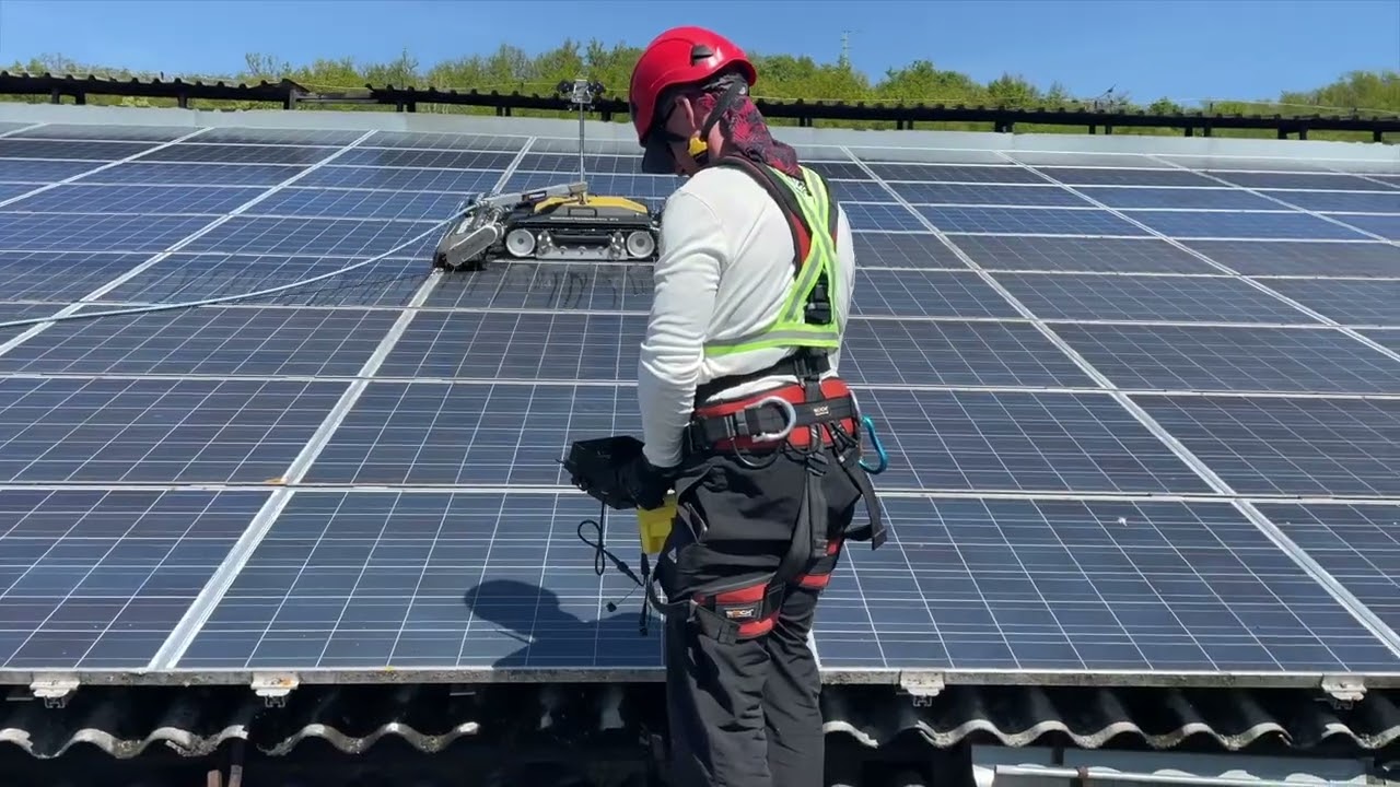 Takto se čistí FVE na farmě! 🚜 Robot na 1 000+ m² solárních panelů