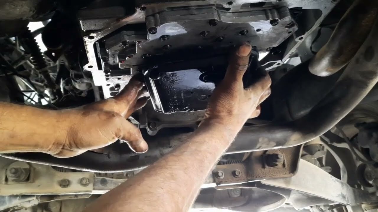 Haciendo cambio de aceite de caja automática en una RAM 2008.