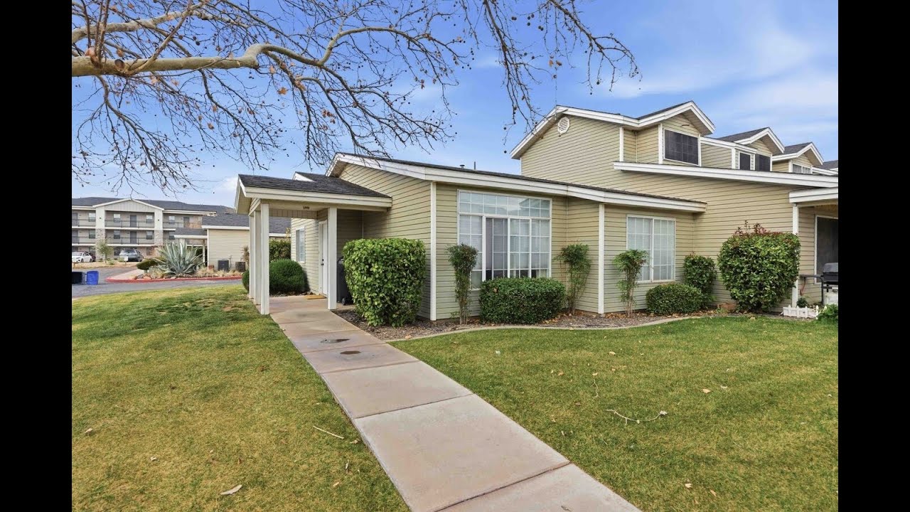 Open-Concept End-Unit with Updates in Knollwood Townhomes