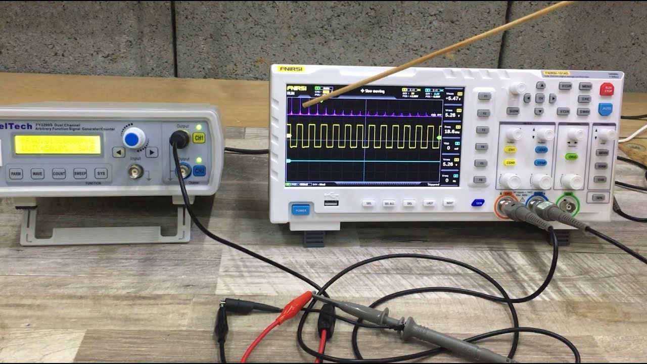 Műszerek otthonra. Jelgenerátor és 100MHz-es oszcilloszkóp nagyon megkönnyíti a méréseket.