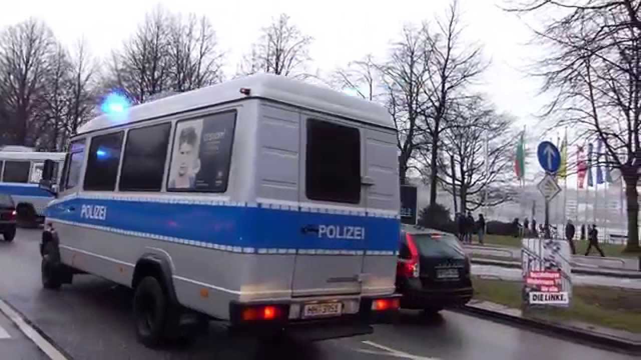 Großeinsatz der Polizei mit Blaulicht und Sirene
