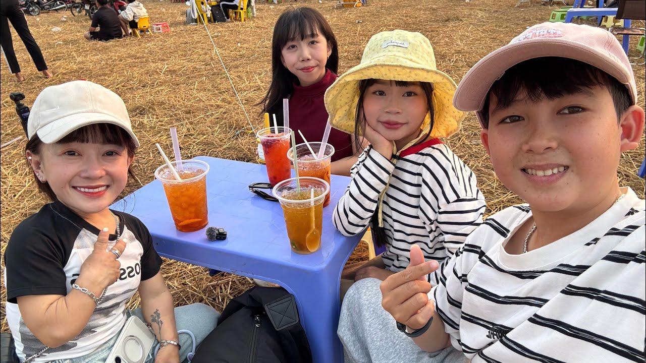 3 Chị Em H&aacute;o Hức Được &ldquo;C&ocirc; G&aacute;i T&iacute; Hon&rdquo; Dẫn Đi Chơi Si&ecirc;u Vui - Kh&aacute;n Giả Nh&iacute; Bao V&acirc;y &Uacute;t Mini 