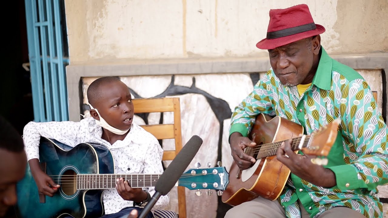 Twahuje Makanyaga na wamwana muto ucuranga guitar|Amwemereye inkunga ikomeye|Bose batangaye|Danny