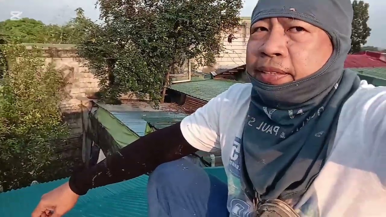 Nag lagay ako ng vulcaseal at pintura sa bubong ng bahay 