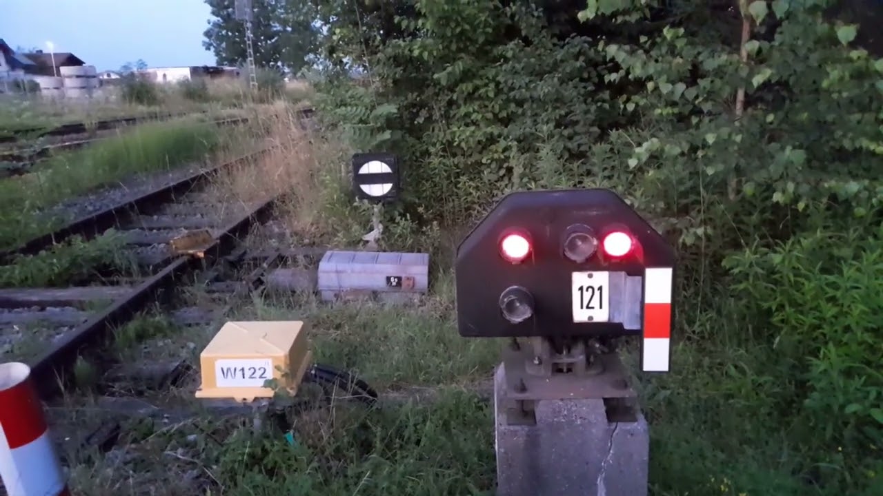 Kuriosit&auml;t in Bayern! Signal scheint in die Leere, Heufeld Oberbayern S&uuml;d Chemie Clariant DB Bahnhof
