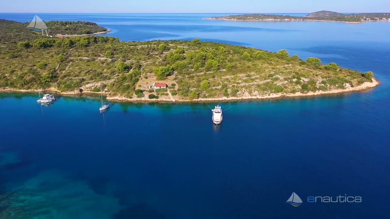 Zaliv Krivača na otoku Drvenik Veli posnet iz zraka