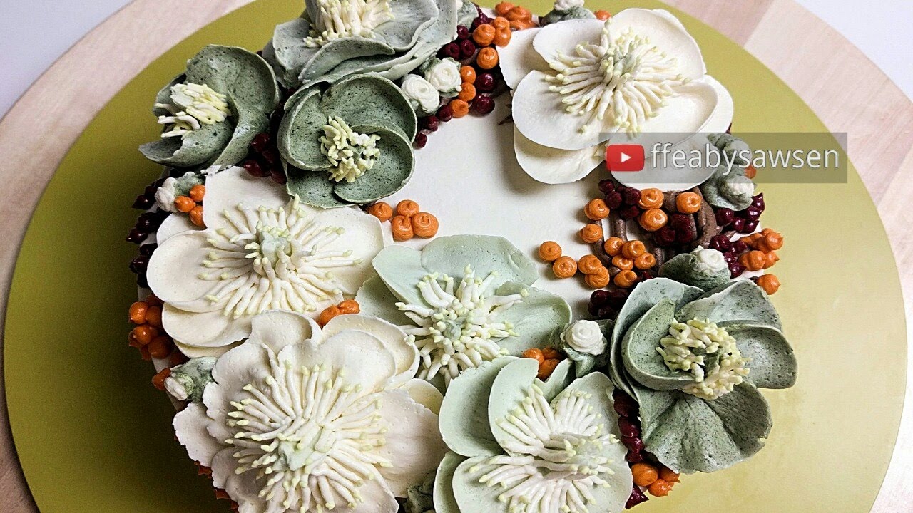 Hellebore and Winterberry Holly buttercream flower wreath cake tutorial - relaxing cake decorating