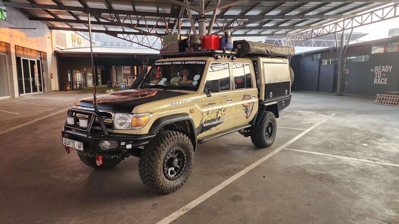 Land Cruiser 79 called Ubuntoe quick walk around and shout out.