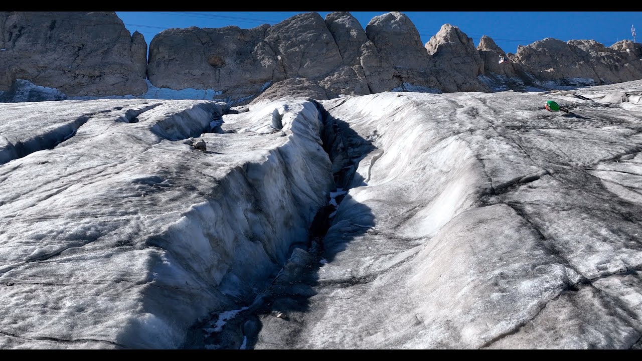 Il ghiacciaio della Marmolada a inizio settembre: torrenti d'acqua e profondi crepacci