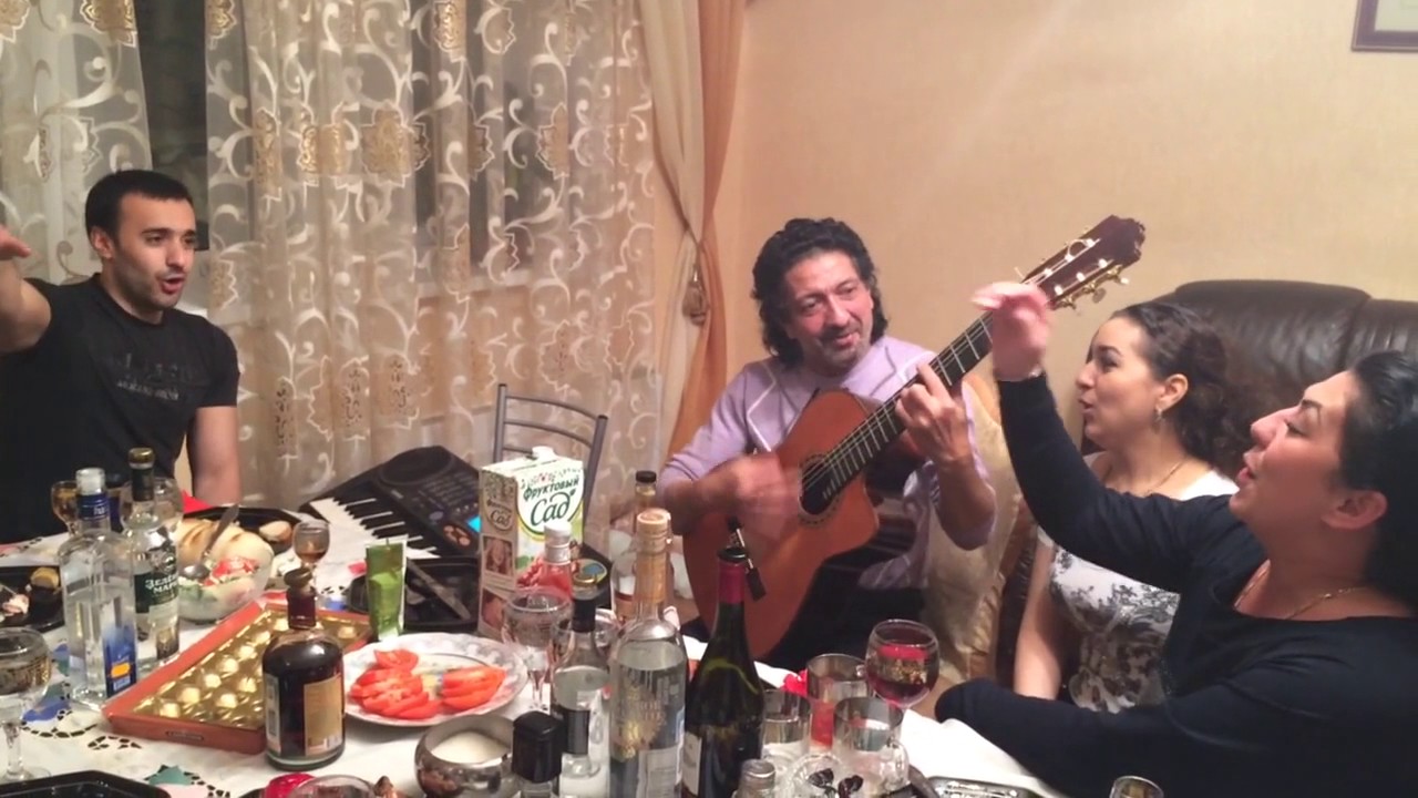 Вишняков и девушки поют черемуха