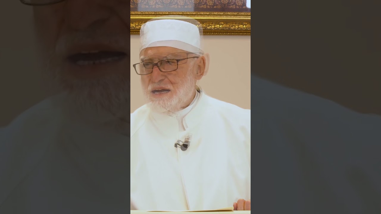 Fitre/fıtır sadakası, şerʼan zengin sayılan her müʼ­mine vâcip, hattâ bazı mezheplere göre farzdır.