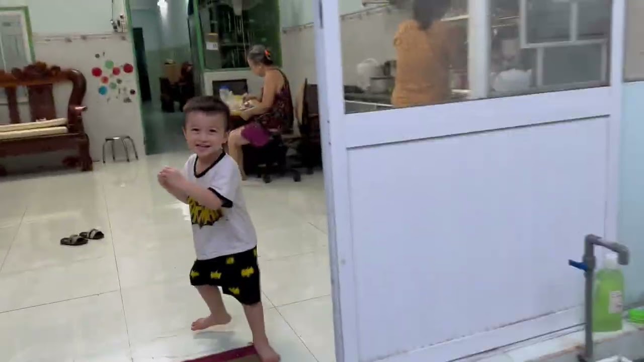 Đá banh với cu Tin