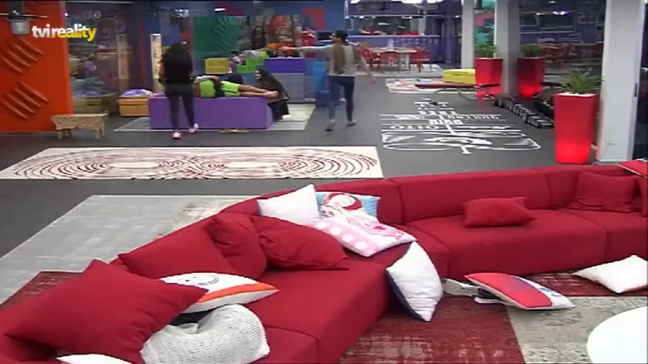 Pedro apanhou Daniel e Liliana aos beijos - Secret Story 5