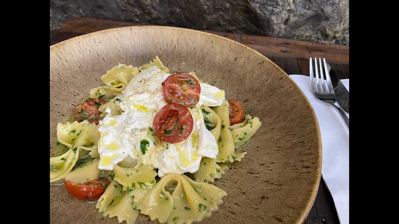Przepisy Dawida Motyki - Farfalle z pesto bazyliowym i burratą
