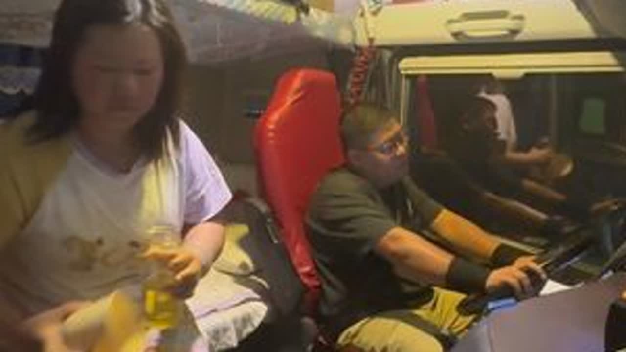 拉的快递全程1700公里给24小时，我们俩一个开车一个休息，人歇车不歇，服务区里换好班，继续赶路，前面进入云南境内剩下来的两百多公里交给我了#记录卡车生活在路上 #卡车夫妻#感谢那些默默给我点赞...
