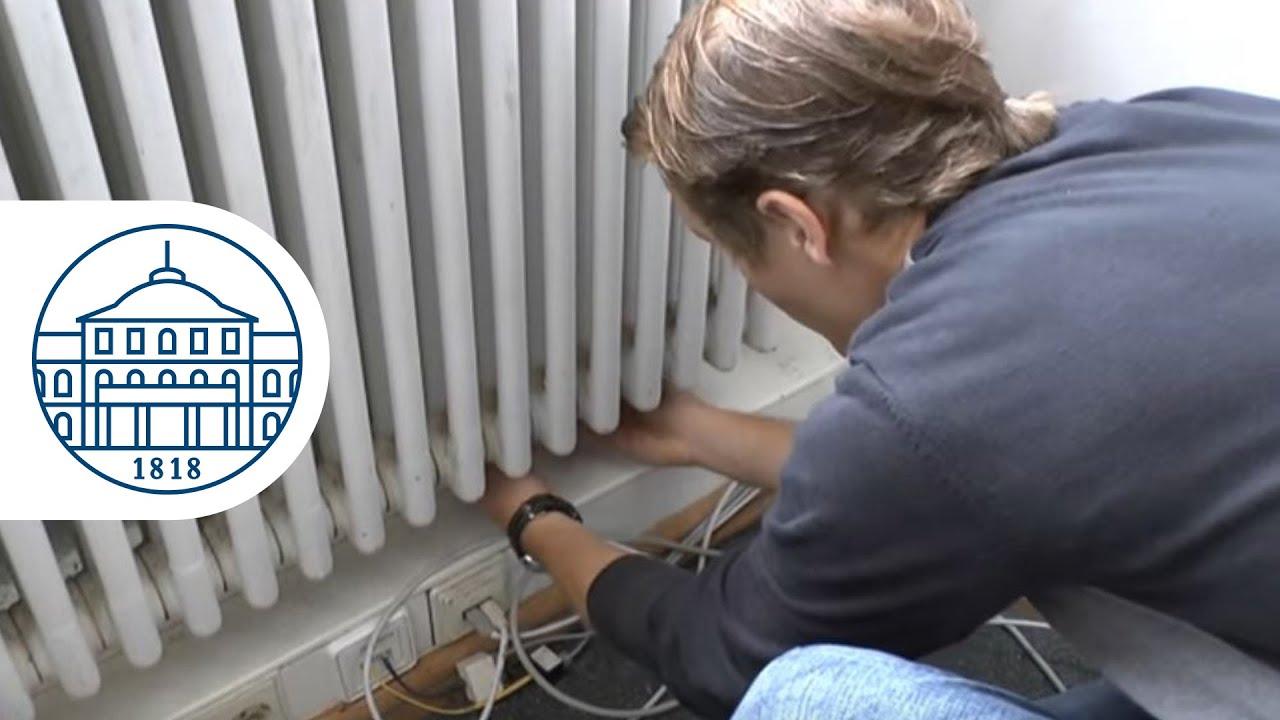 Energy Scouts montieren Wärmereflexionsfolien